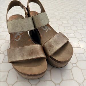 Women’s OTBT Metallic Bronze Wedge Sandals with Elastic Strap